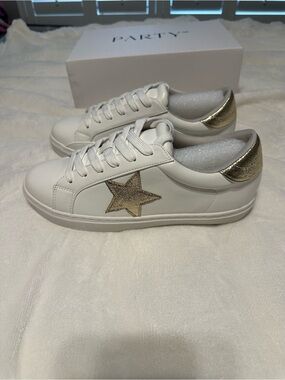 White Women's Low-Top Sneakers with Gold Star Accent